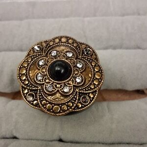 Elegant Gold and Black Floral Ring
